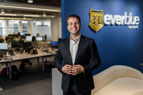 Crédito integrado ganha força e se torna peça-chave para indústria lidar com atrasos de 77% nos pagamentos