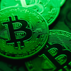 Moedas de bitcoin simbolizam debate sobre regula&ccedil;&atilde;o cripto no Senado americano