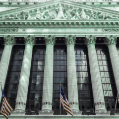 Bolsa de Nova York com bandeiras dos EUA ap&oacute;s alta dos mercados