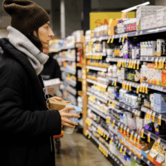 Consumidora em supermercado nos EUA em meio &agrave; desacelera&ccedil;&atilde;o econ&ocirc;mica