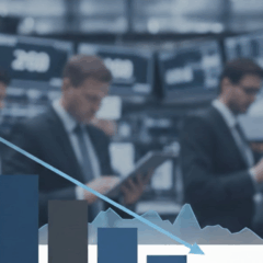 Traders em bolsa observam gr&aacute;fico de queda, refletindo desacelera&ccedil;&atilde;o do emprego nos Estados Unidos