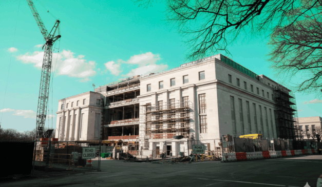 Federal Reserve mantém política monetária cautelosa com inflação acima da meta