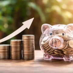 Cofrinho transparente com moedas empilhadas ao lado, representando crescimento e capta&ccedil;&atilde;o na ind&uacute;stria de fundos de investimento