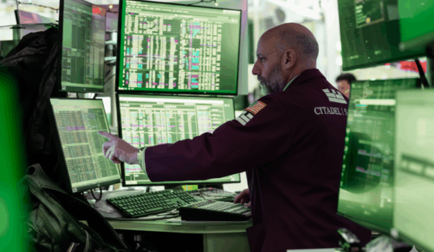 Traders em bolsa representam a resiliência do mercado financeiro global.