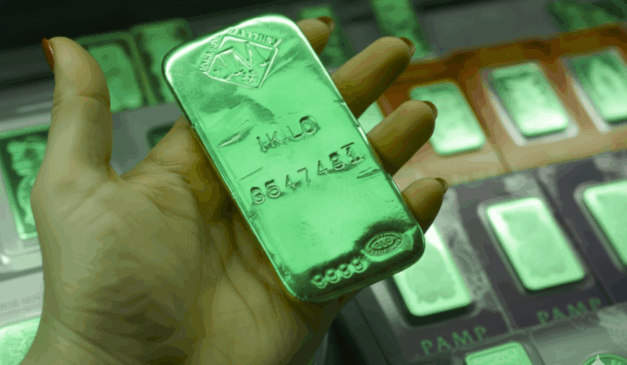 Barras de ouro com preços próximos de US$ 5.000 por onça no mercado internacional