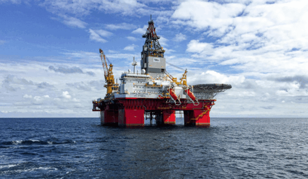 Plataforma de petróleo offshore em operação no mercado global de energia