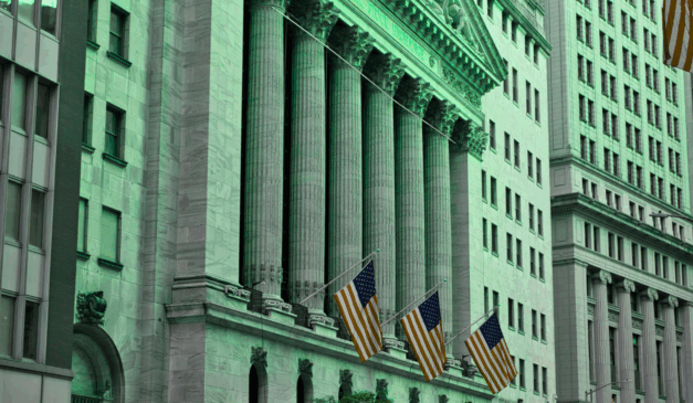 Prédio da bolsa de Nova York com bandeiras dos EUA em dia de alta do Dow Jones