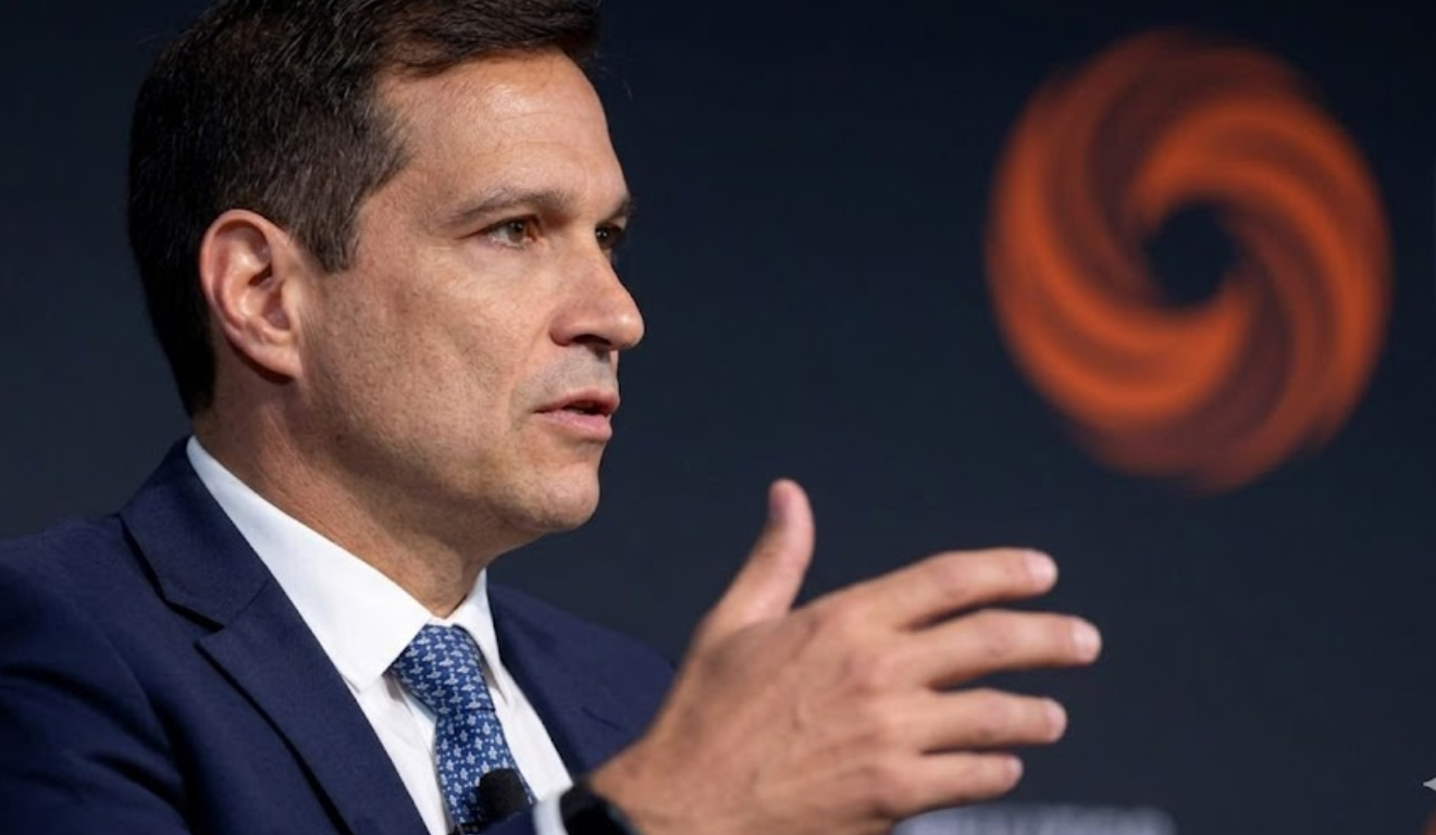 Roberto Campos Neto gesticulando durante uma fala em evento oficial.